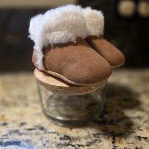 Old Navy Baby Cozy Brown Baby Booties with White Fur Trim